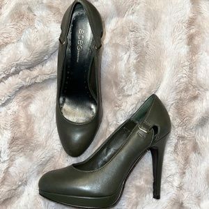 BCBG Olive Green Stiletto with brushed gold detail on side size 7